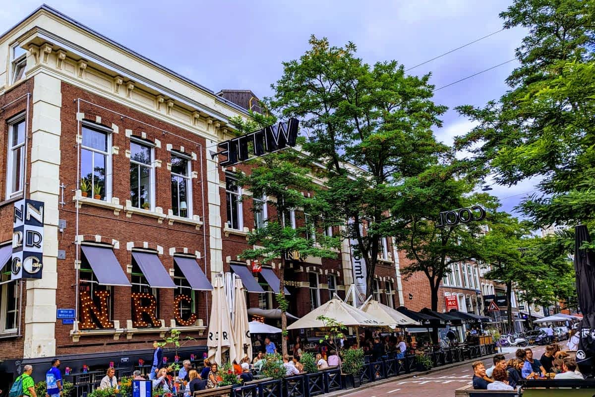 Witte de Withstraat in Rotterdam mit Restaurants und Außengastronomie
